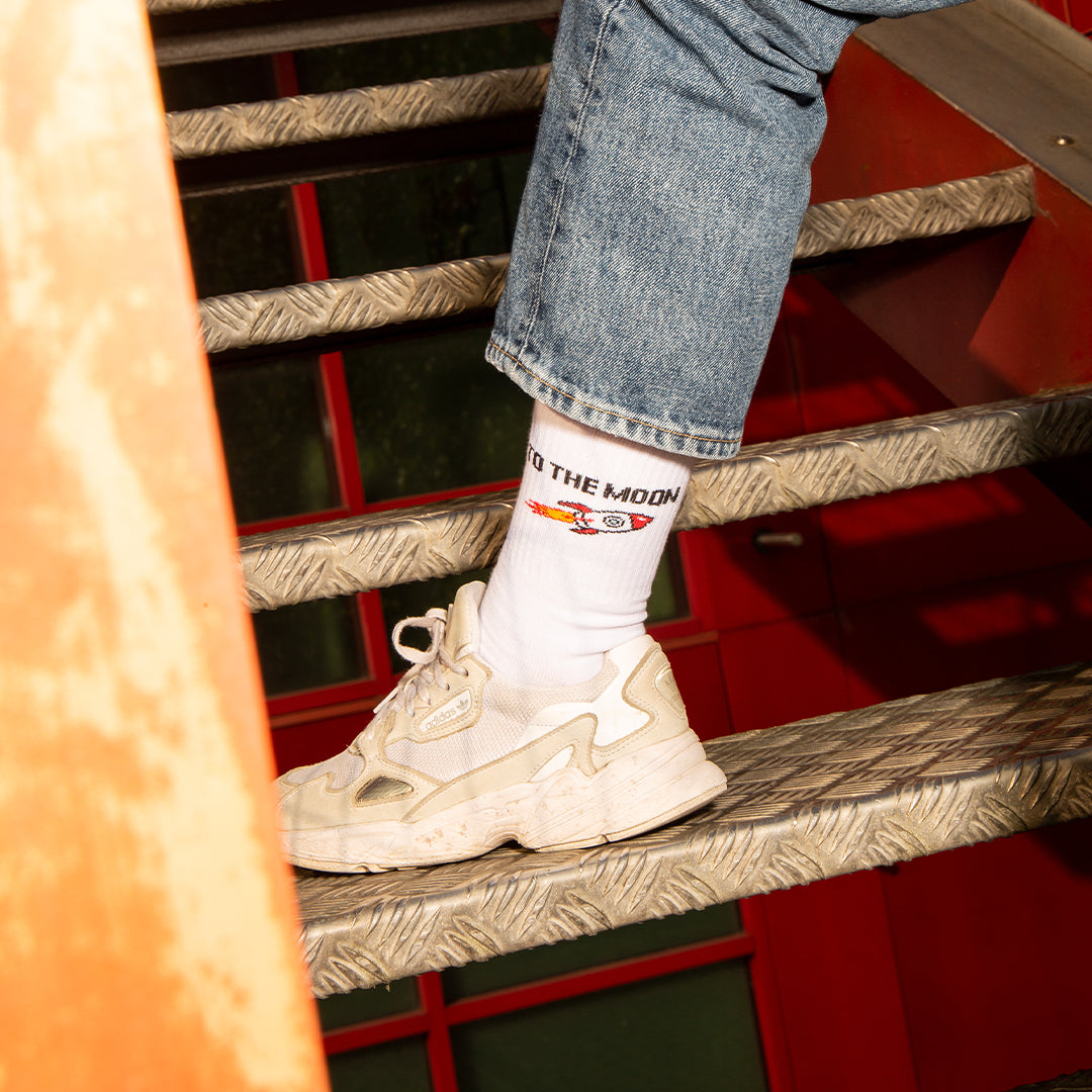 Chaussette To The Moon sur un escalier