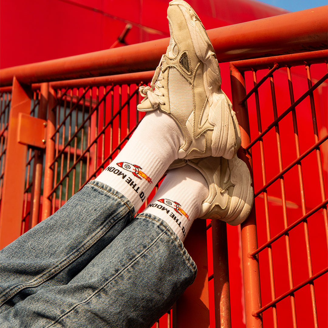 Chaussette To The Moon sur un fond rouge avec des grilles